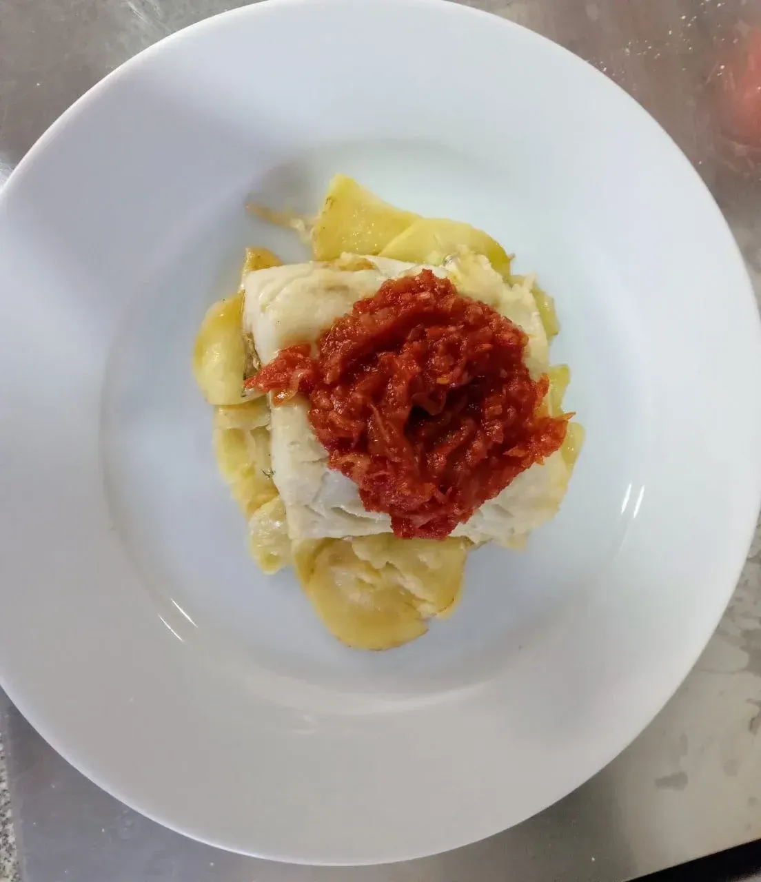 Bacalao al horno con salsa de tomate y cebolla