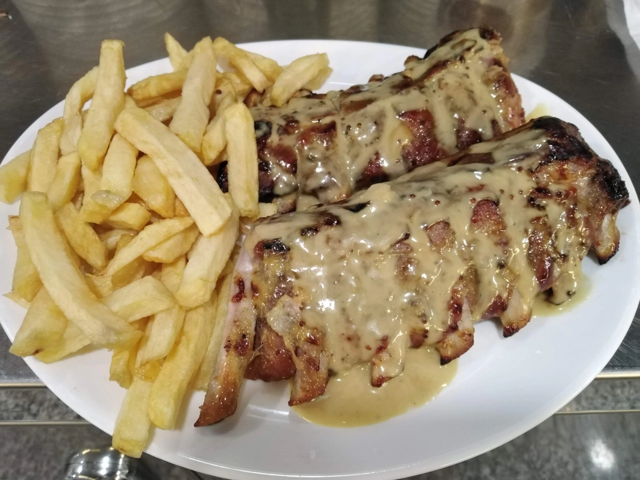 Costilla en salsa de miel y mostaza